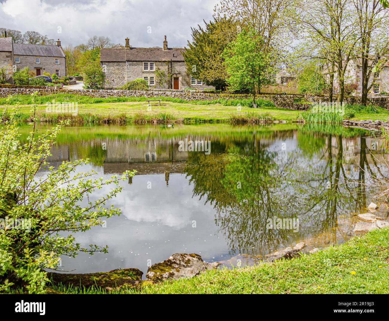 Villaggio stagno a Monyash nel Derbyshire Peak District Foto Stock