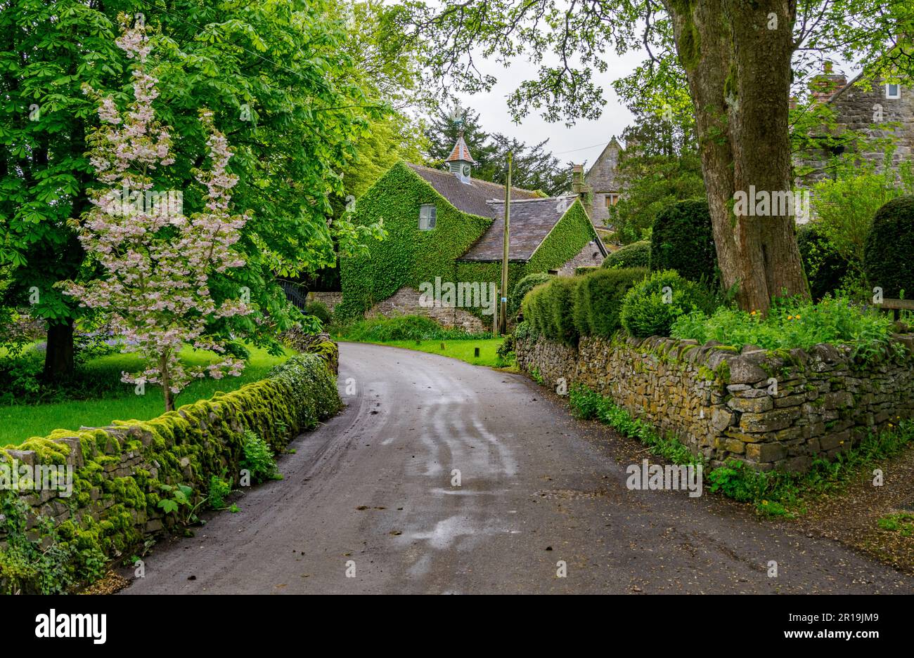 Vicolo tranquillo nel villaggio di Thorpe, vicino ad Ashbourne, nel Derbyshire Peak District, Regno Unito Foto Stock