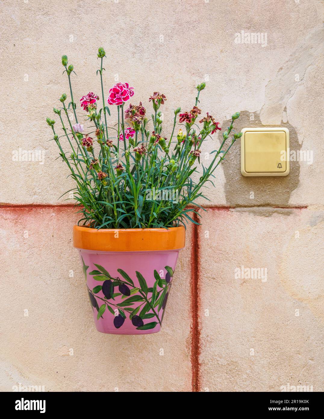 Muro pentola decorazione di una casa in Alcudia una città murata sulla costa nord-orientale di Maiorca Spagna Foto Stock