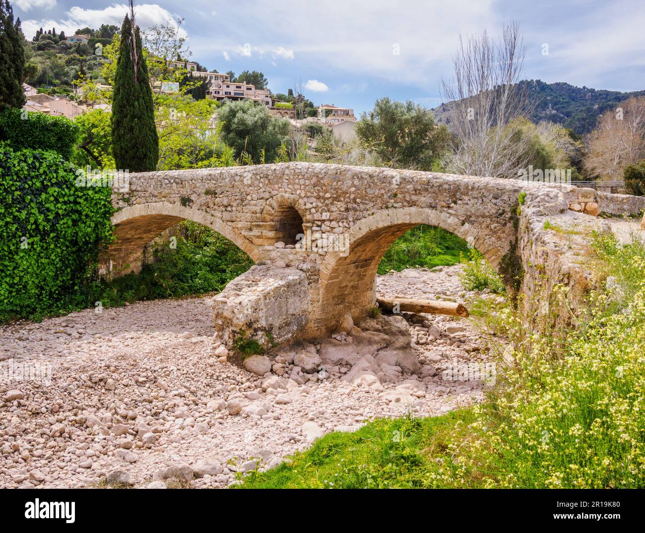 Pont Roma il ponte romano sul Torrent de Sant Jordi attraverso Pollenca nei Monti Tramuntana di Maiorca Spagna Foto Stock