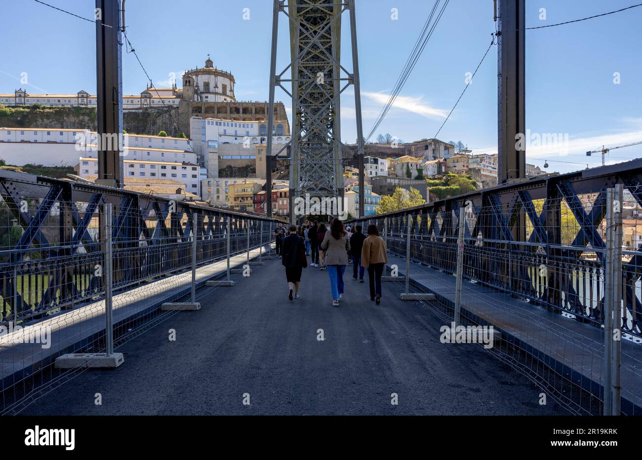 Porto, Portogallo - 02.04.2023: Persone che camminano sul Ponte Dom Luis i, in periodo di lavori di manutenzione. Foto Stock