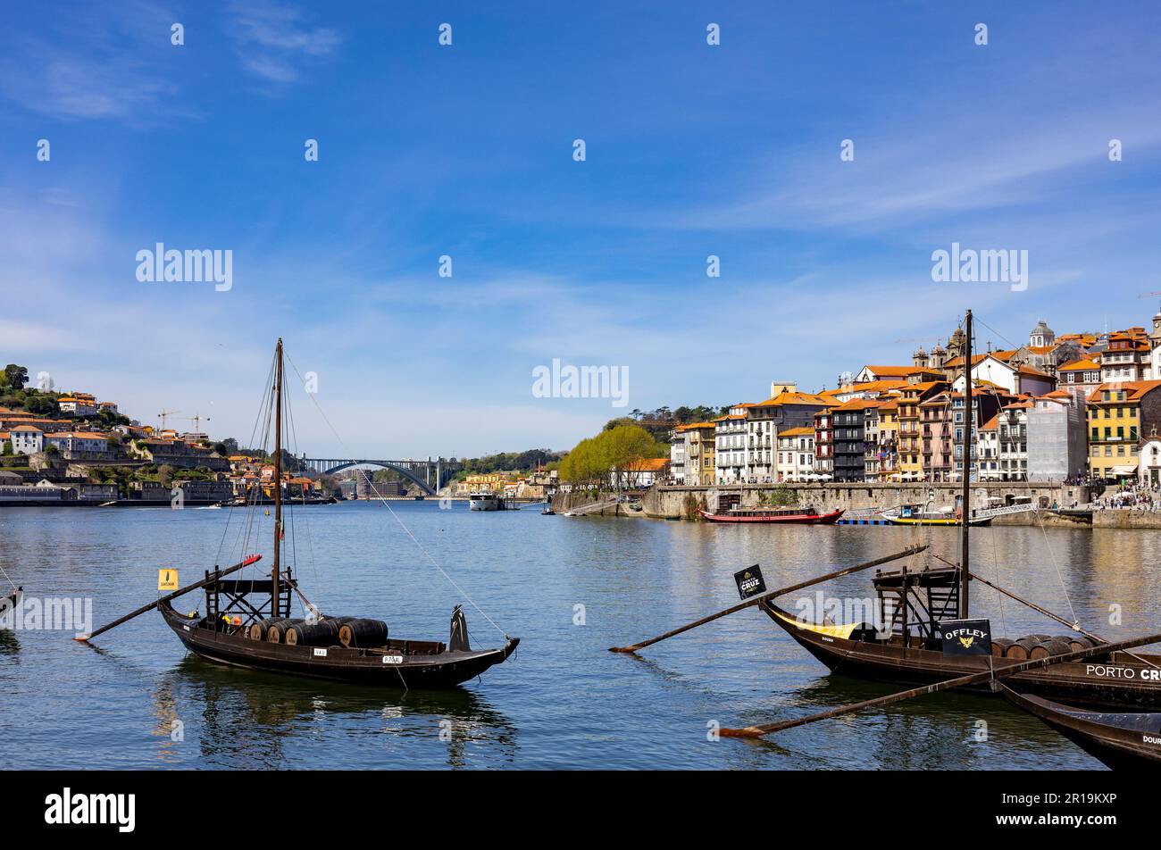 Porto, Portogallo - 02.04.2023: Vista del fiume Douro e delle vecchie barche da vino del porto di Rabelo. Foto Stock