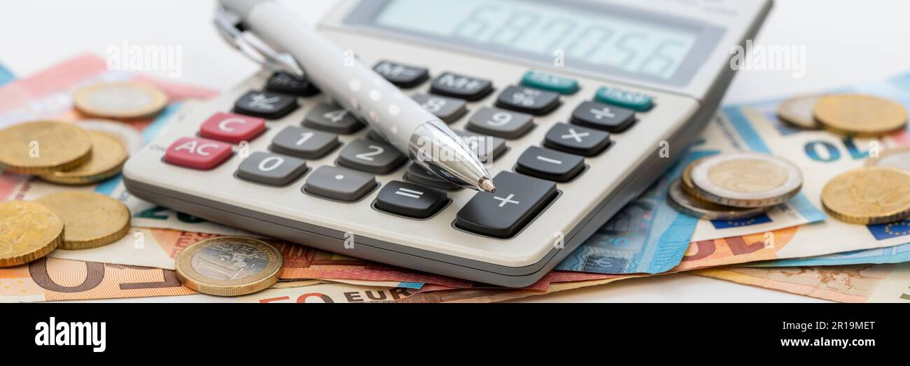 Business, finanza ed economia con monete in euro, calcolatrice e grafico Foto Stock