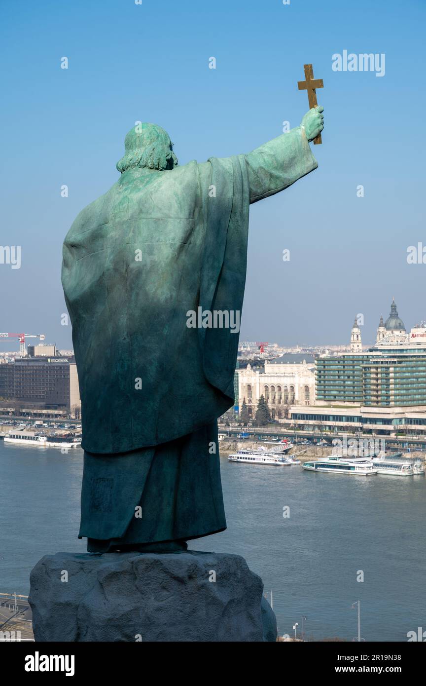 Statua di bronzo di San Gerardo Sagredo. Progettato da Gyula Jankovits, eretto nel 1904 nel quartiere di Buda sotto il castello di Budapest Foto Stock