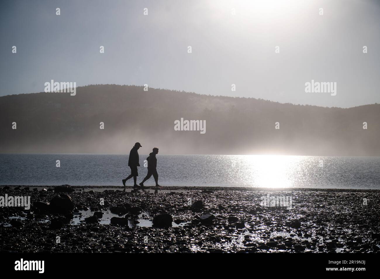 Gli escursionisti camminano il ponte di terra a Bar Island con la bassa marea come una nebbia si imposta in Bar Harbor, ME Martedì, 27 settembre 2022. Foto Stock