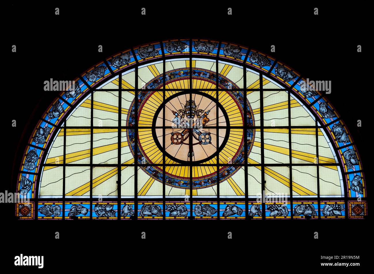 Vetrata colorata nella Basilica di Santo Stefano (cattedrale) nel centro di Budapest, Ungheria. Foto Stock