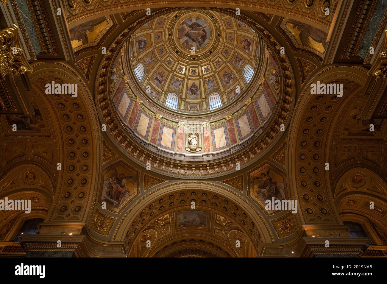 Cupola della Basilica di Santo Stefano nel centro di Budapest, capitale dell'Ungheria. Vista interna della cupola principale della cattedrale cattolica. Foto Stock