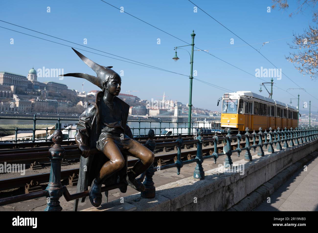 Statua in bronzo del piccolo principe (Kiskirálylány) sulle ringhiere del lungomare del Danubio a Budapest, Ungheria. Replica di László Marton (1925-2008) nel 1990. Foto Stock