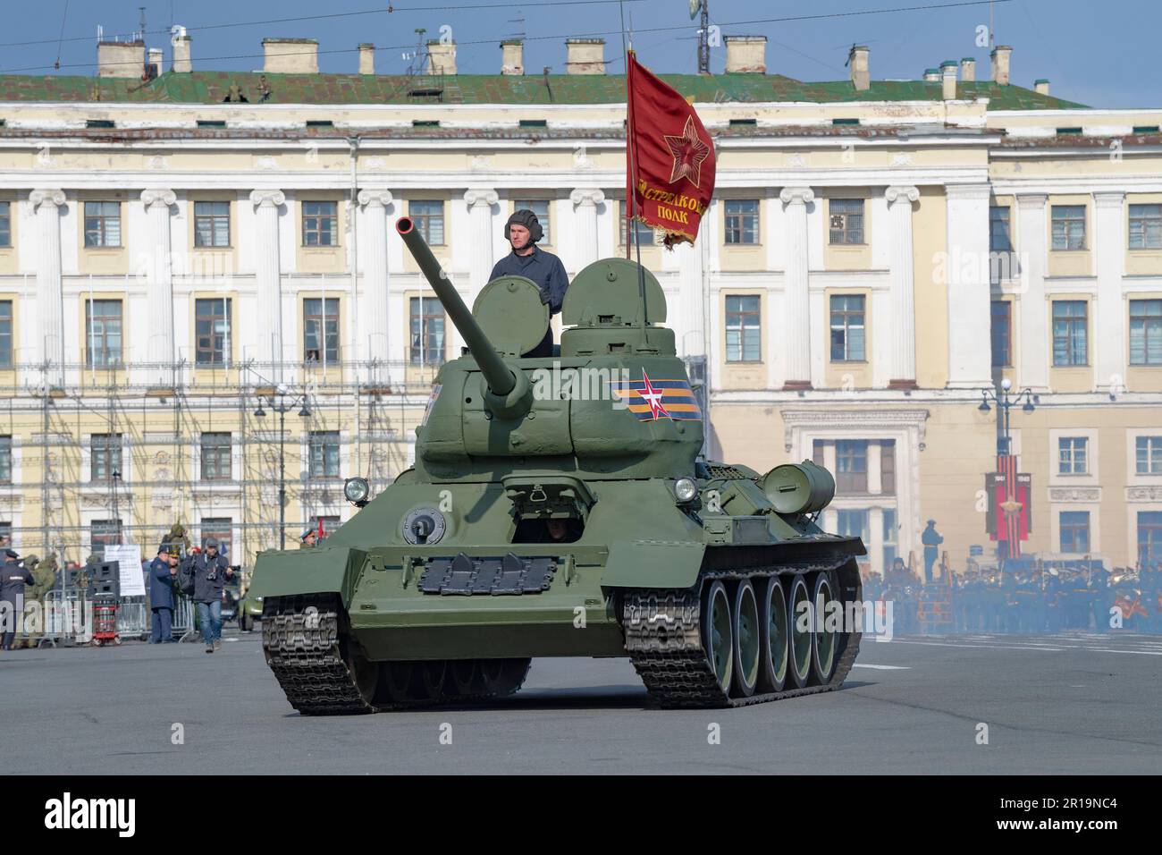 SAN PIETROBURGO, RUSSIA - 04 MAGGIO 2023: Carro armato sovietico T-34-85 durante le prove della parata del giorno della Vittoria. Piazza del Palazzo Foto Stock