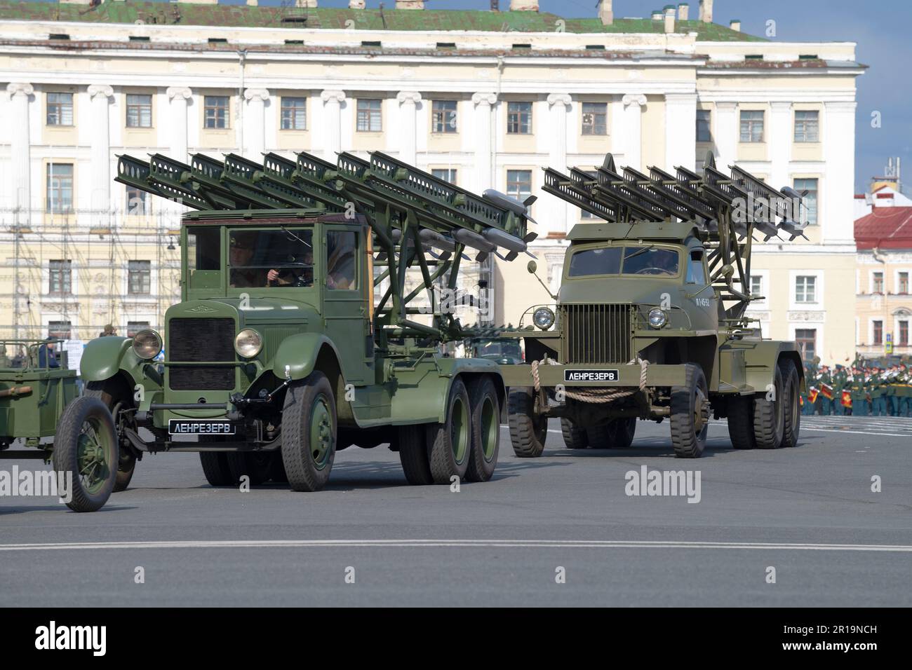 SAN PIETROBURGO, RUSSIA - 04 MAGGIO 2023: BM-13N (Katyusha) sistemi a razzo a lancio multiplo basati su veicoli ZIS-6 e Studebaker US6 in prova Foto Stock