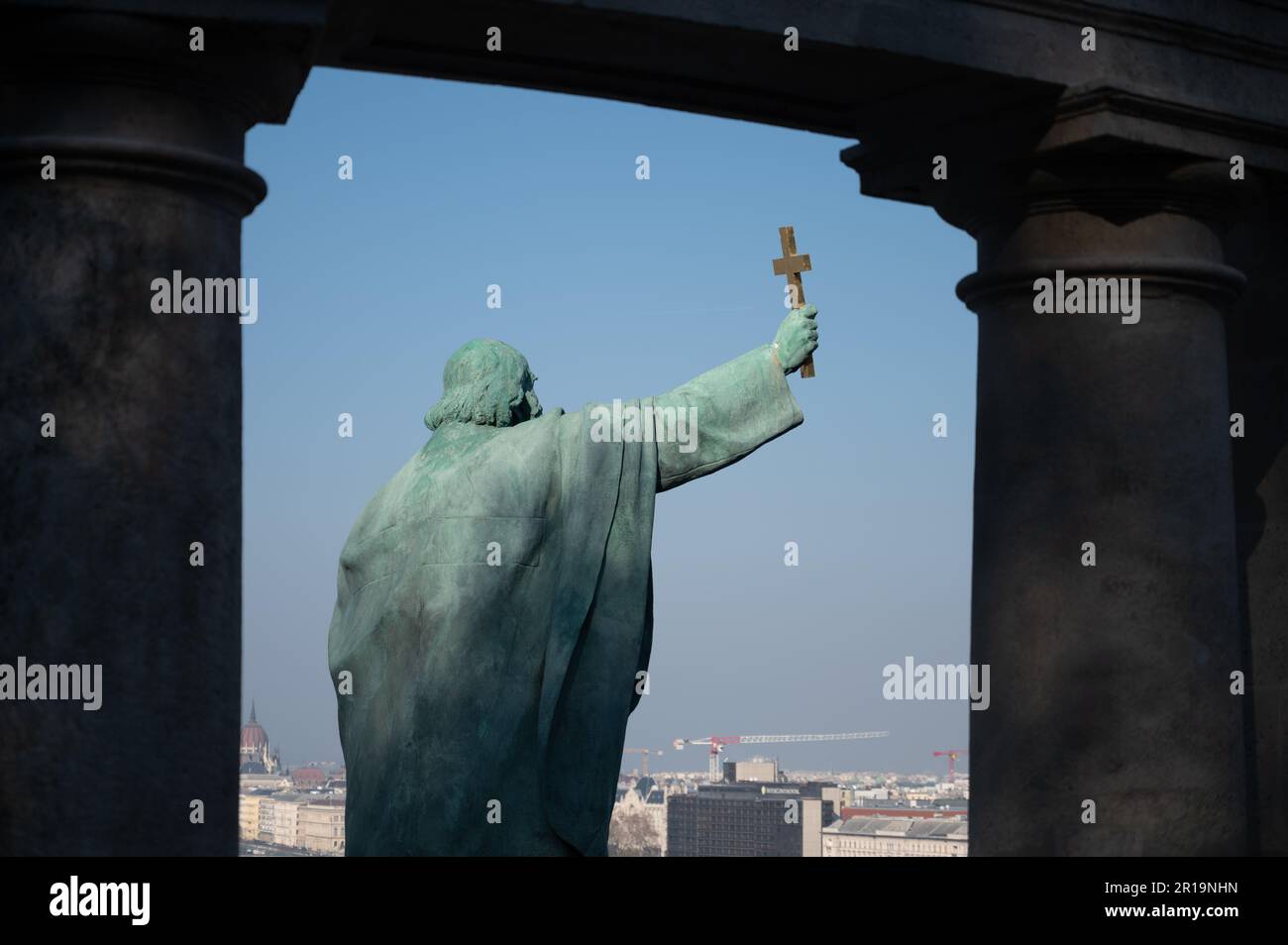 Statua di bronzo di San Gerardo Sagredo. Progettato da Gyula Jankovits, eretto nel 1904 nel quartiere di Buda sotto il castello di Budapest Foto Stock