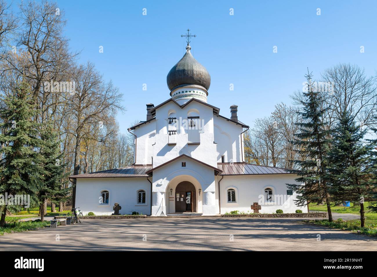 Cattedrale del Sovrano icona della Madre di Dio nella fortezza di Gdov in un giorno di sole maggio. Regione di Pskov, Russia Foto Stock