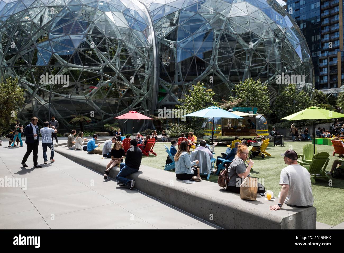 Seattle, Stati Uniti. 11th maggio, 2023. Un HQ Amazon imballato dopo il ritorno all'ufficio requisito. Foto Stock
