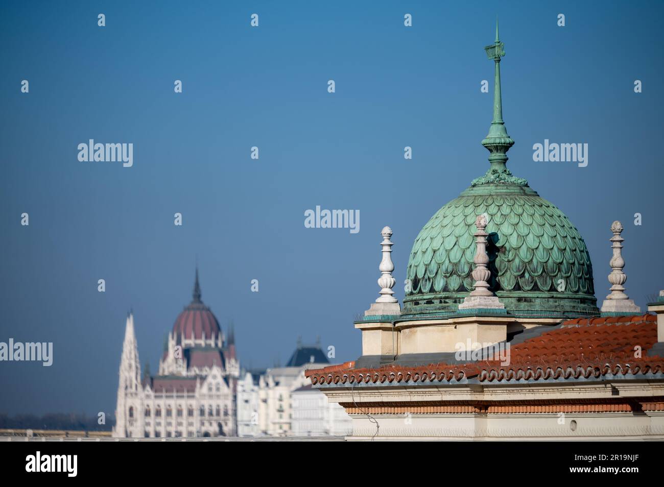 La facciata ornata del Bazaar Giardino del Castello ai piedi del Castello di Buda si affaccia sul Danubio nella capitale ungherese di Budapest. Foto Stock