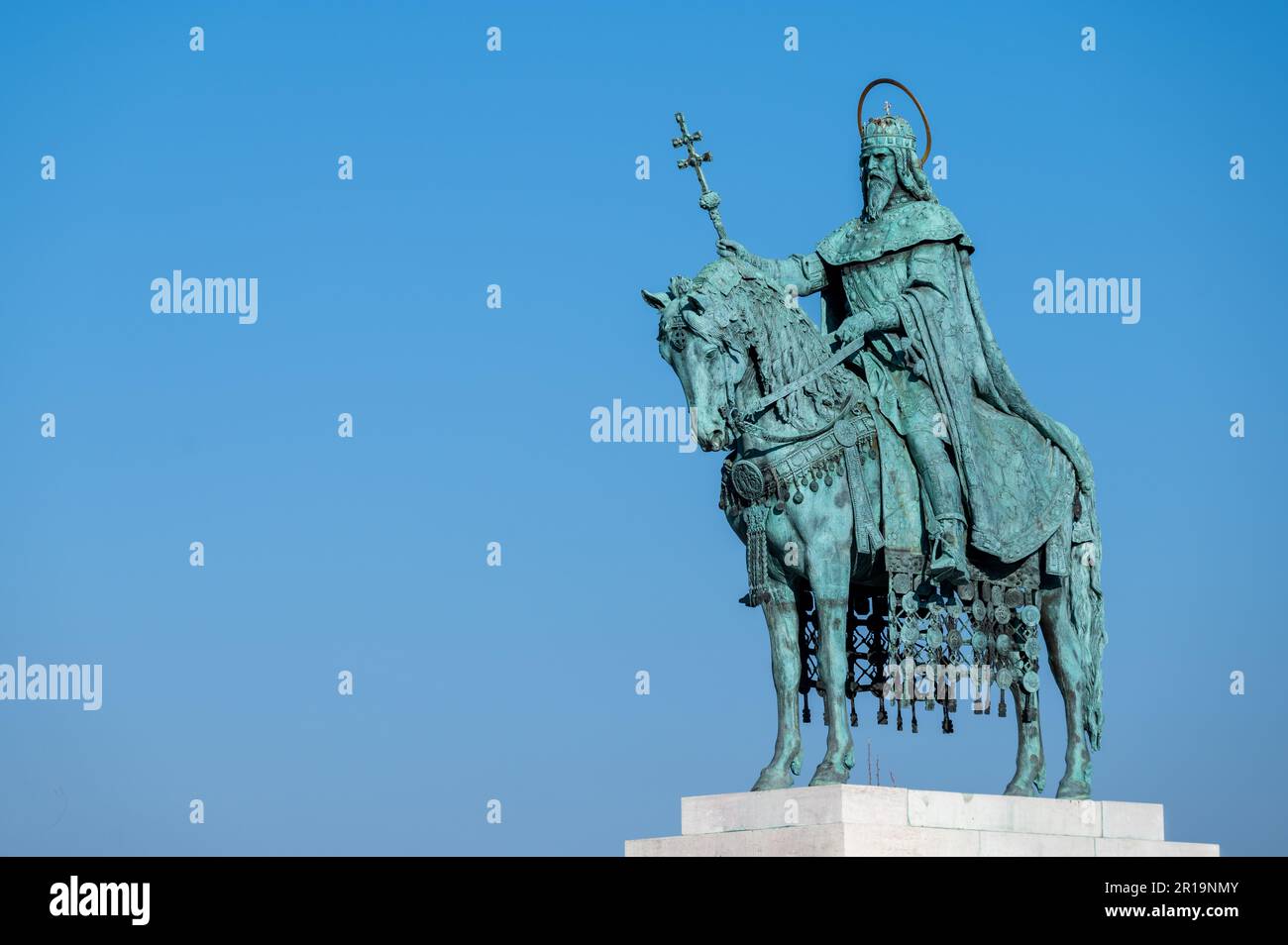 Statua in bronzo di Santo Stefano, primo re d'Ungheria nella piazza del Fisherman's Wharf vicino alla chiesa di Mattia, Budapest, Ungheria Foto Stock