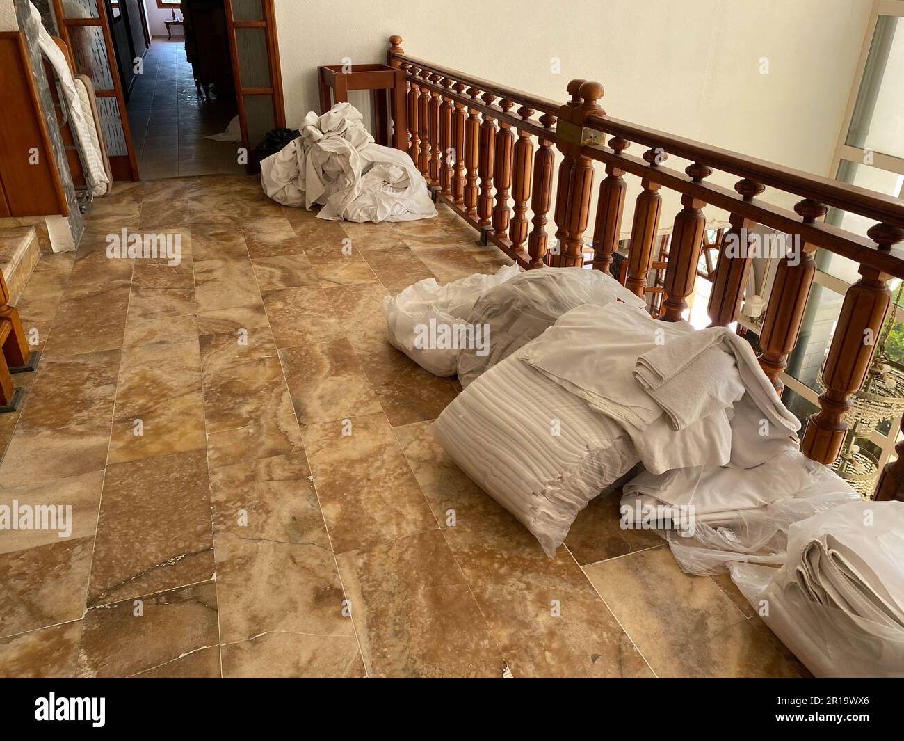 Servizio di pulizia delle camere nel concetto dell'hotel. Il personale della sala di servizio ha preparato la biancheria da letto nel corridoio dell'hotel per la sostituzione e il lavaggio. Foto Stock