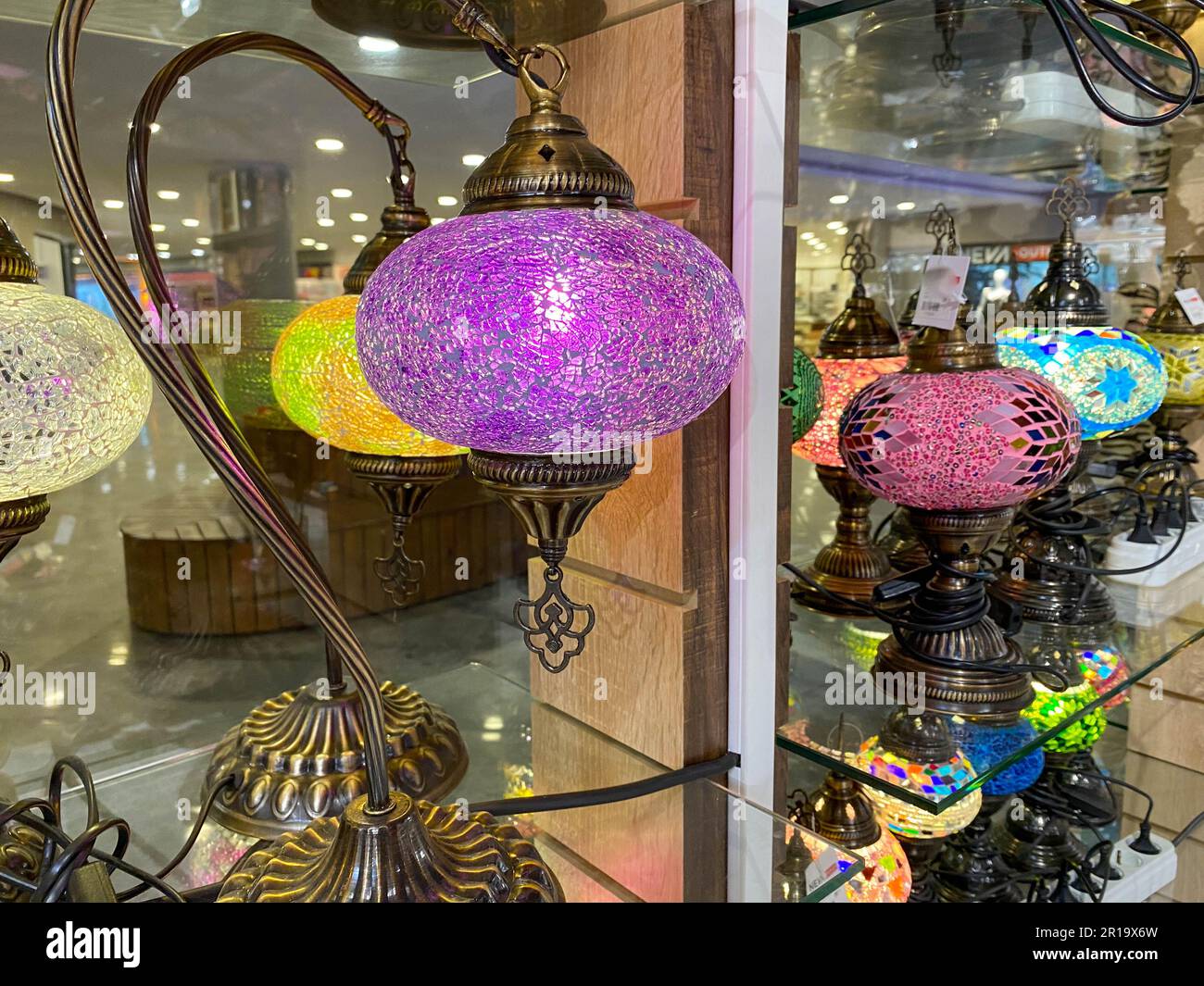 Una bella lampada turca in vetro lucido decorativo orientale in un negozio  di souvenir turistico Foto stock - Alamy