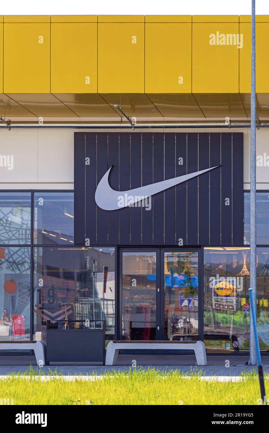 Negozio nike parco leonardo best sale