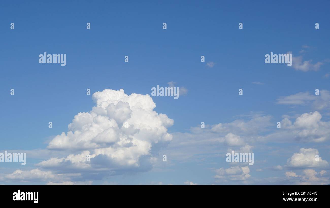Cumulus nuvola bianca sul cielo blu in estate bella giornata Foto Stock