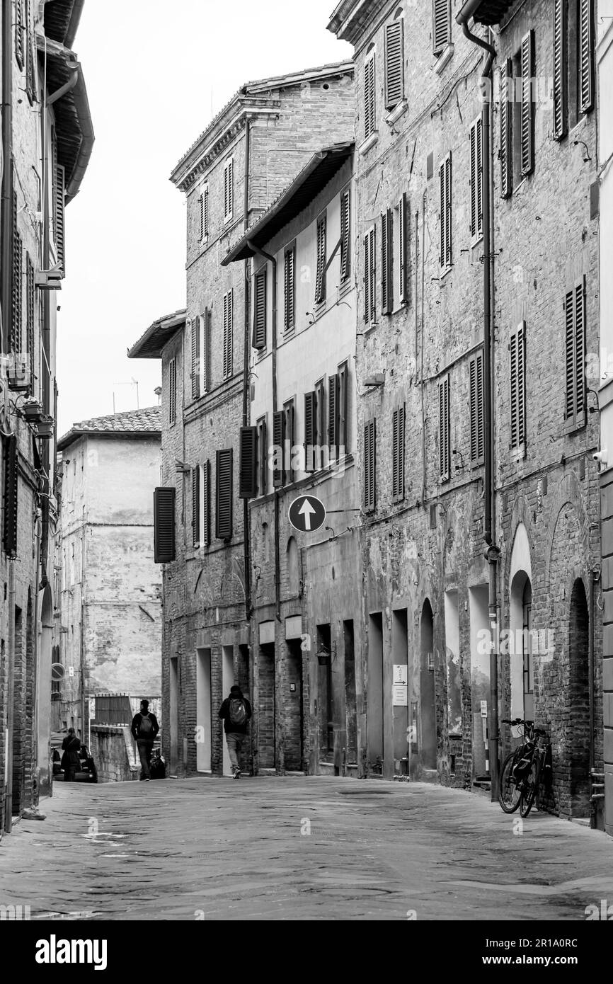 Siena, Italia - Apr 7, 2022: Architettura generica e vista sulla strada dalla storica città italiana di Siena in Toscana. Foto Stock