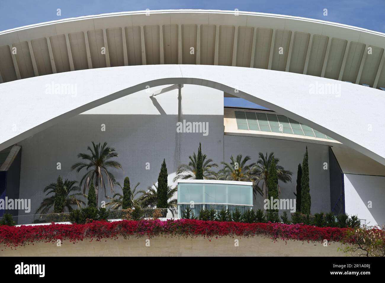 La Città delle Arti e delle Scienze di Valencia, Spagna, è una serie di edifici futuristici progettati dall'architetto Santiago Calatrava. Foto Stock