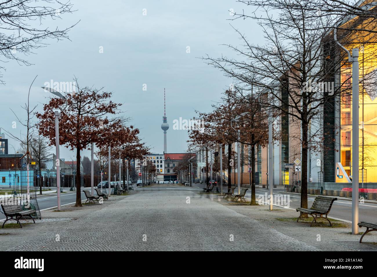 Alberi invernali oltre passerella che conduce verso la torre della televisione a Berlino, Germania Foto Stock