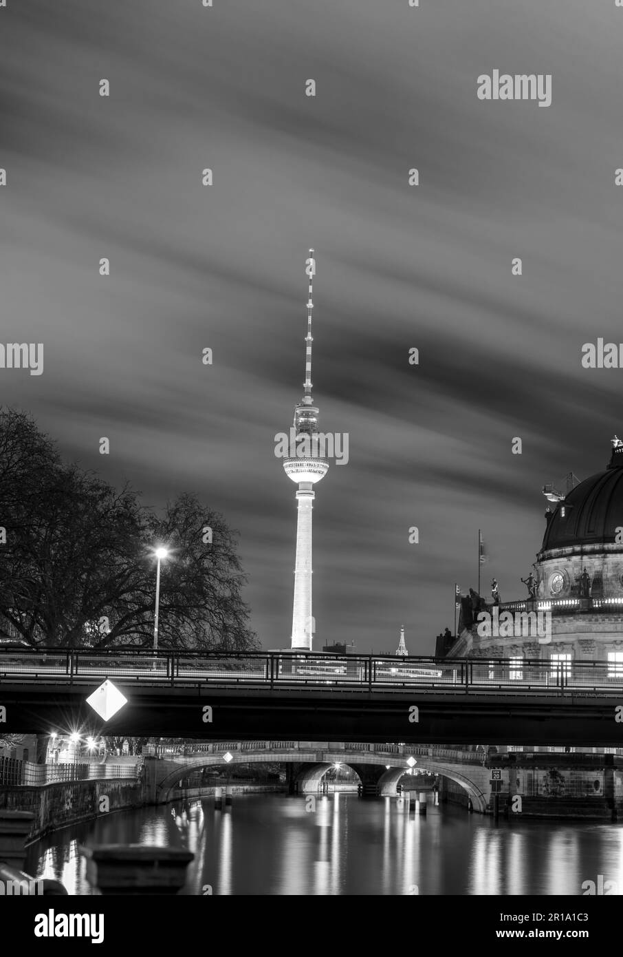 Vista in bianco e nero del simbolo di Berlino, Fernsehturm Germania Foto Stock