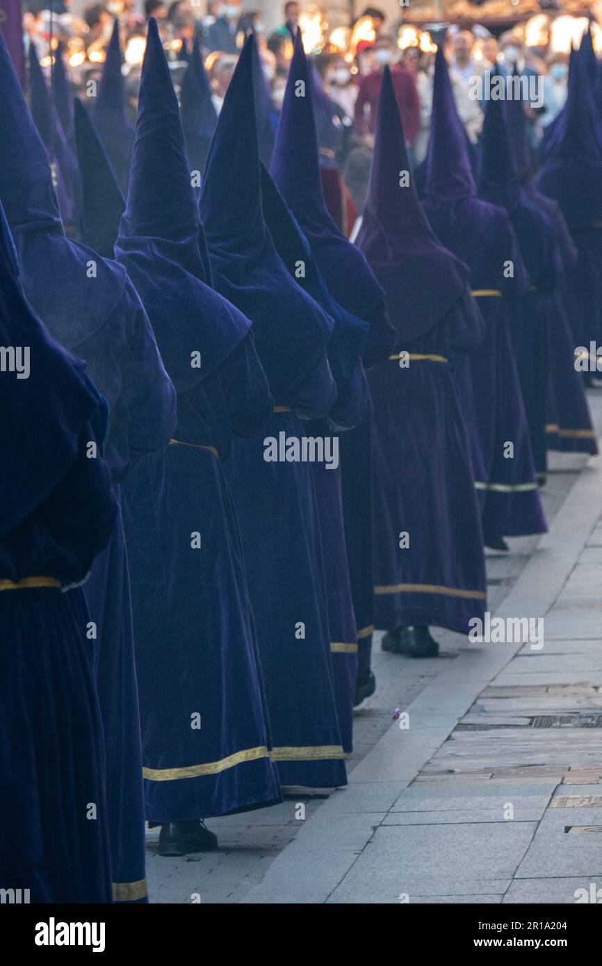 Membri della Cofradía Penitencial de Ntro. Padre Jesús Nazareno durante una processione di Semana Santa a Valladolid, Spagna Foto Stock