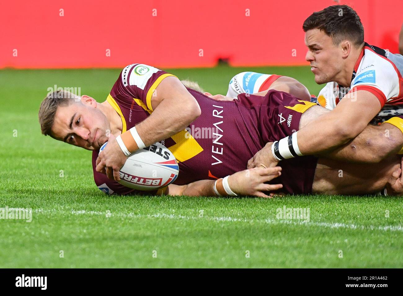 Huddersfield, Inghilterra - 12th maggio 2023 - Sam Hewitt (29) di Huddersfield Giants è a corto della linea di prova. Rugby League Betfred Super League Round 12, Huddersfield Giants vs Leigh Leopards al John Smith's Stadium, Huddersfield, Regno Unito Credit: Dean Williams/Alamy Live News Foto Stock