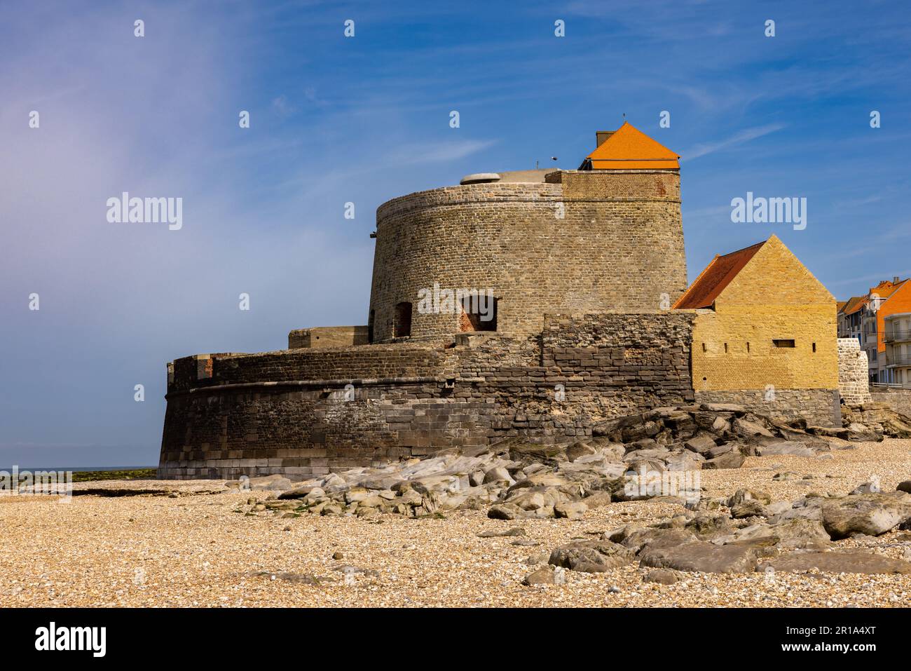 Ambleteuse, Frankrijk - 08 maggio 2023: Fort Vauban o meglio conosciuto come Fort d'Ambleteuse alla costa d'Opale francese con la bassa marea. Foto Stock
