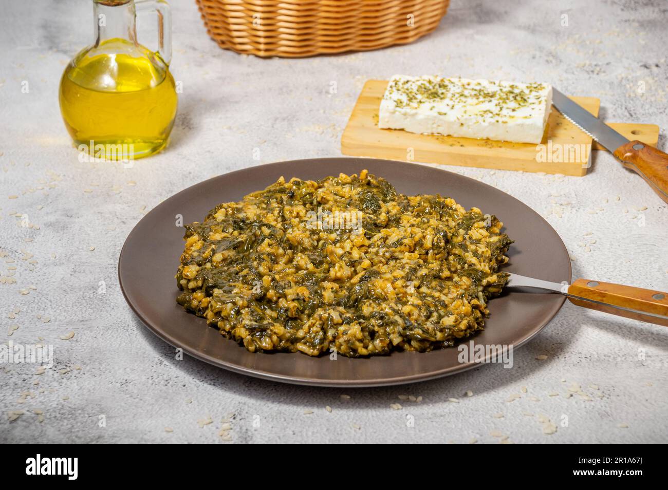 Spanakorizo piatto greco di spinaci e riso in salsa di pomodoro Foto Stock
