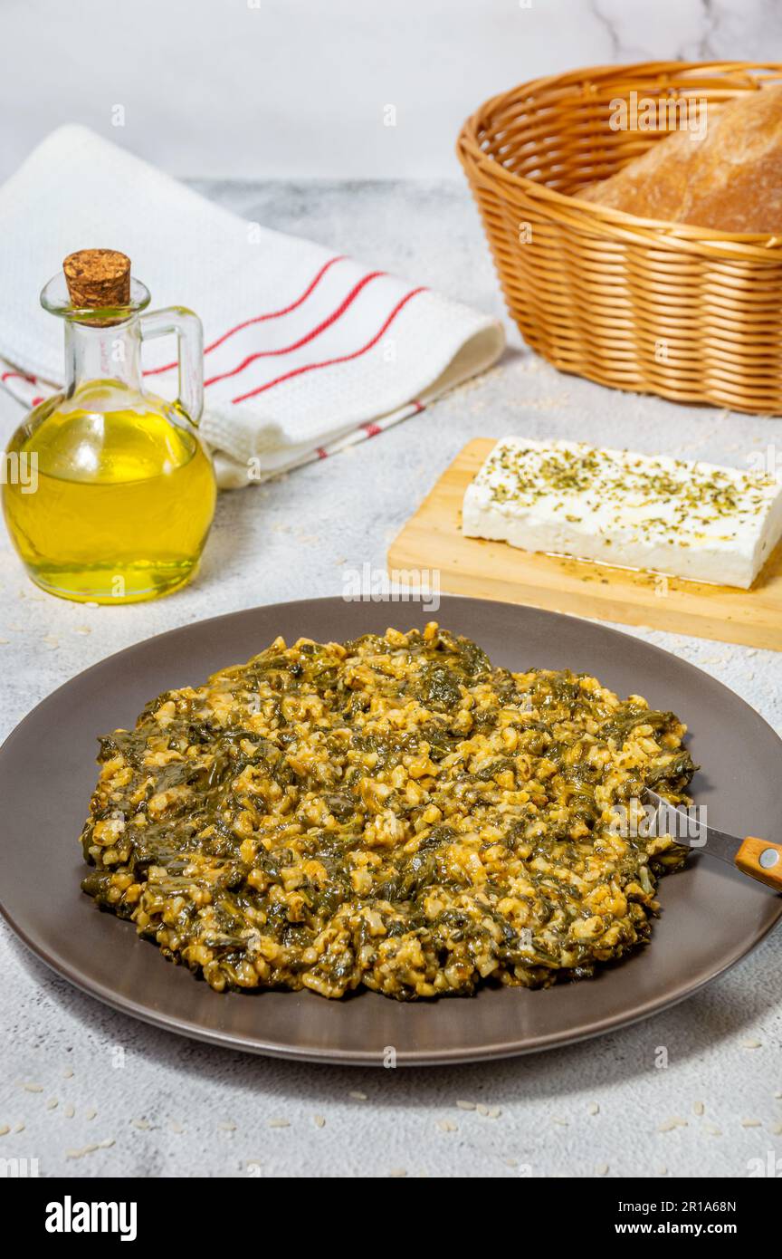 Spanakorizo piatto greco di spinaci e riso in salsa di pomodoro Foto Stock
