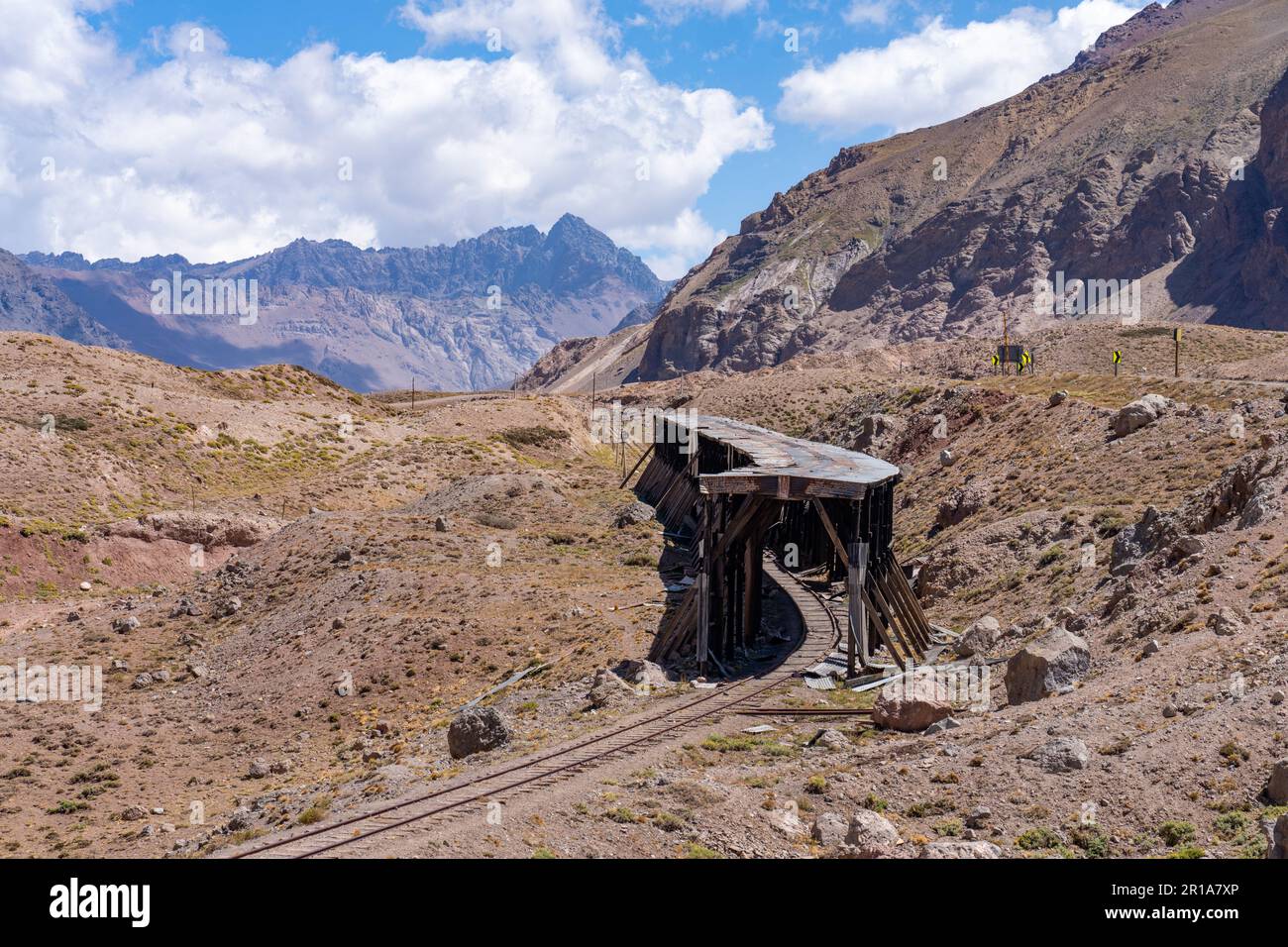 La neve di valanghe si stende sulla vecchia Transandine Railway a Puente del Inca nelle Ande in Argentina. Foto Stock