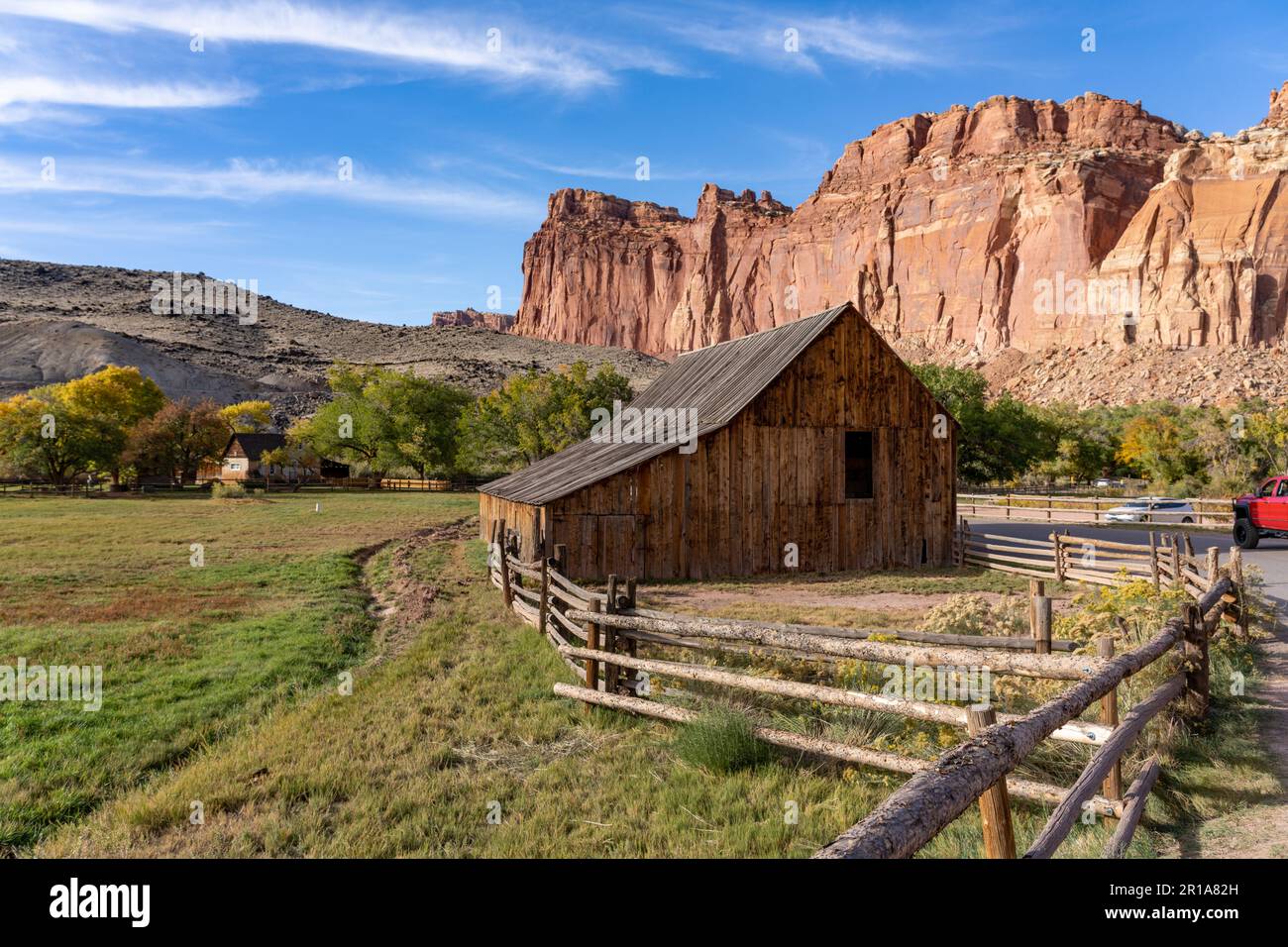 Storico fienile Pendleton nella piccola comunità agricola pioniera di Fruita, ora nel Capitol Reef National Park, Utah. Il fienile ha più di 100 anni. Foto Stock