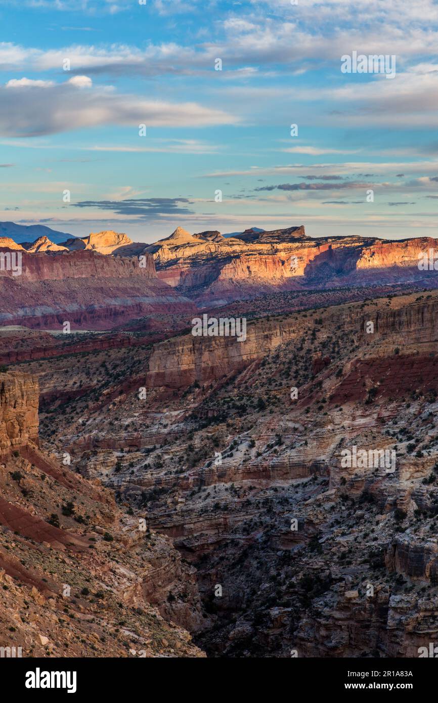 Luce al tramonto sulle formazioni del Capitol Reef National Park, vista da Sunset Point sul bordo del Sulpur Creek Canyon. Foto Stock