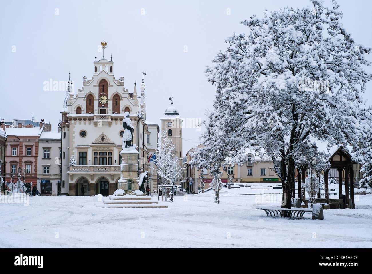 Il municipio (Ratusz Rzeszow) nella piazza principale, o vecchia piazza del mercato (Rynek miejski w Rzeszowie), di Rzeszow, Polonia, nella neve. Foto Stock