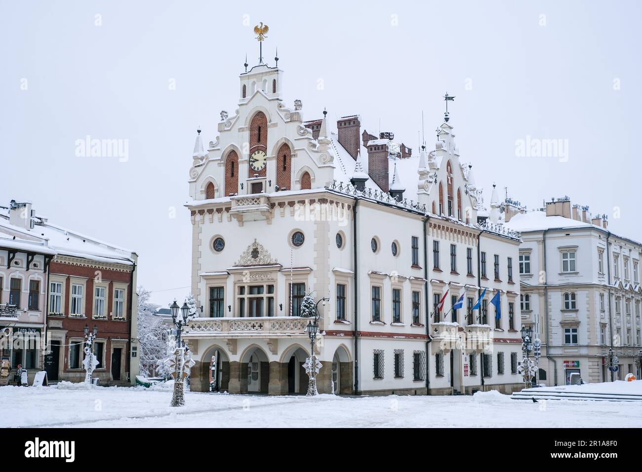 Il municipio (Ratusz Rzeszow) nella piazza principale, o vecchia piazza del mercato (Rynek miejski w Rzeszowie), di Rzeszow, Polonia, nella neve. Foto Stock