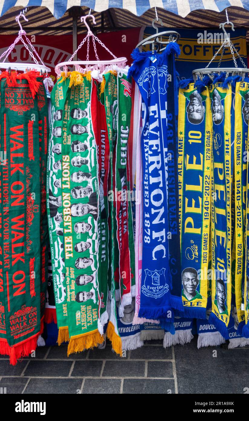 Pele e altre sciarpe dei tifosi al chiosco sportivo nel centro di Liverpool Foto Stock