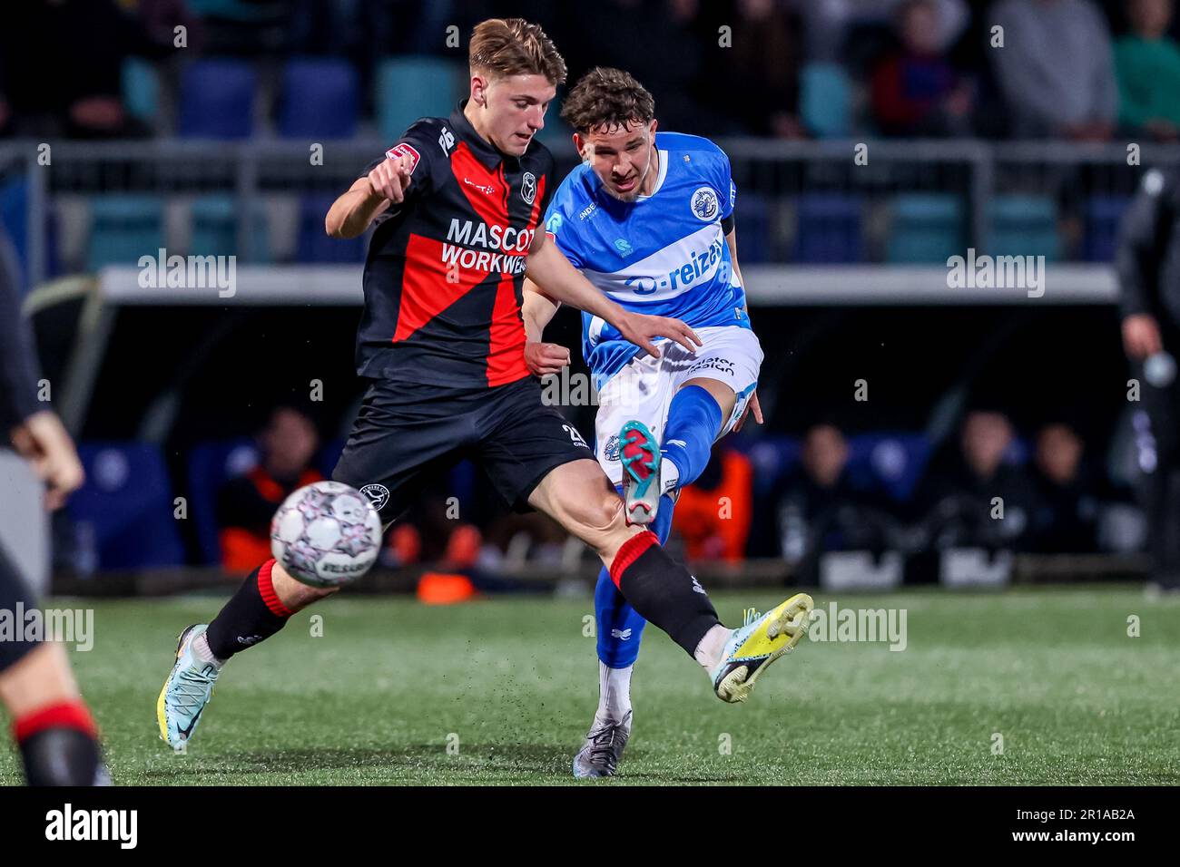 Den Bosch, Paesi Bassi. 12th maggio, 2023. DEN BOSCH, PAESI BASSI - 12 MAGGIO: Tomas Kalinauskas del FC Den Bosch spara per segnare durante la partita di Keuken Kampioen Divisie tra il FC Den Bosch e l'Almere City FC allo Stadion De Vliert il 12 maggio 2023 a Den Bosch, Paesi Bassi (Foto di ben Gal/ Orange Pictures) Credit: Orange Pics BV/Alamy Live News Foto Stock