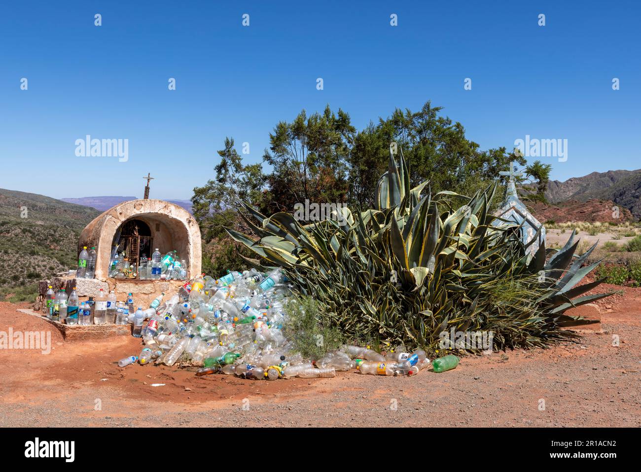 Altare sacrificale con bottiglie riempite d'acqua come offerta sacrificale a dio nella regione estremamente secca la Rioja in Argentina, Sud America Foto Stock