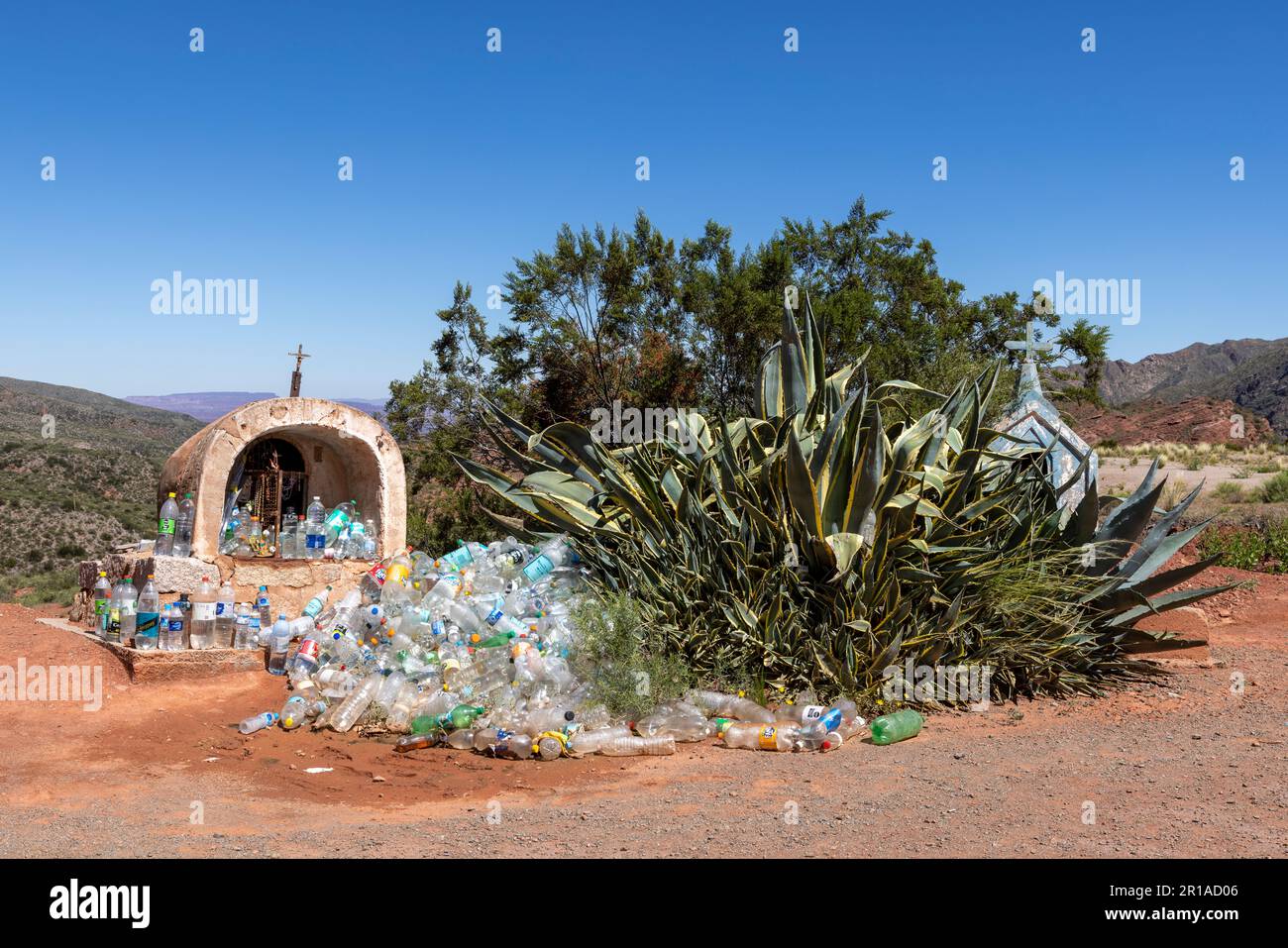 Altare sacrificale con bottiglie riempite d'acqua come offerta sacrificale a dio nella regione estremamente secca la Rioja in Argentina, Sud America Foto Stock