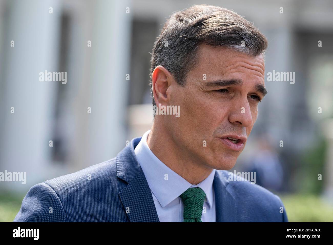 Washington, Stati Uniti. 12th maggio, 2023. Il presidente Pedro Sanchez Perez-Castejon del governo spagnolo parla ai giornalisti dopo aver incontrato il presidente degli Stati Uniti Joe Biden alla Casa Bianca di Washington, DC venerdì 12 maggio 2023.Credit: Chris Kleponis/Pool via CNP Credit: Abaca Press/Alamy Live News Foto Stock