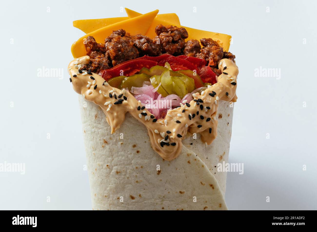 Shawarma di pollo in pita Brot e insalata fresca e salsa succosa su sfondo di legno Foto Stock