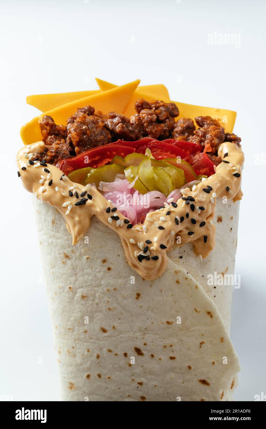 Shawarma di pollo in pita Brot e insalata fresca e salsa succosa su sfondo di legno Foto Stock