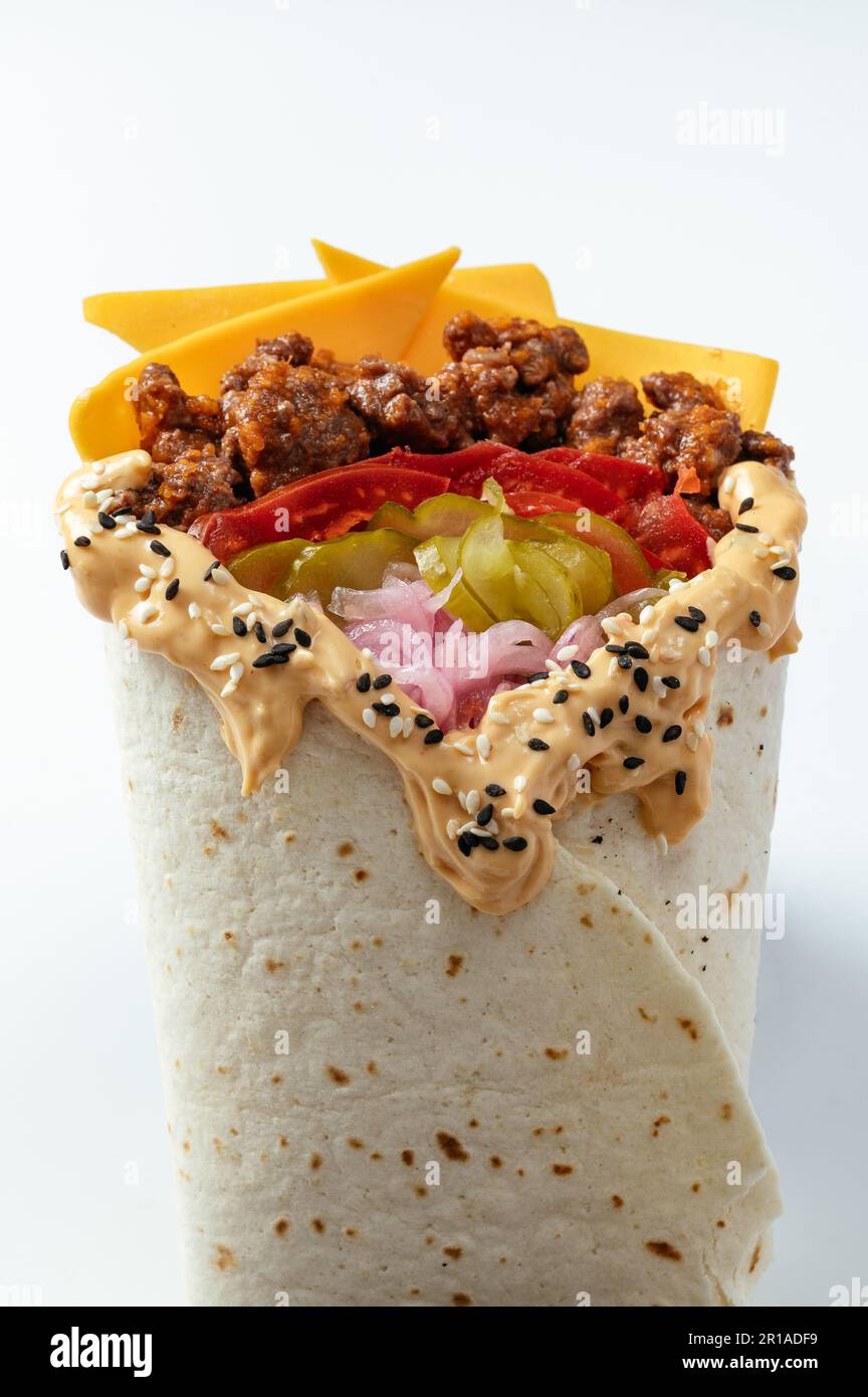 Shawarma di pollo in pita Brot e insalata fresca e salsa succosa su sfondo di legno Foto Stock