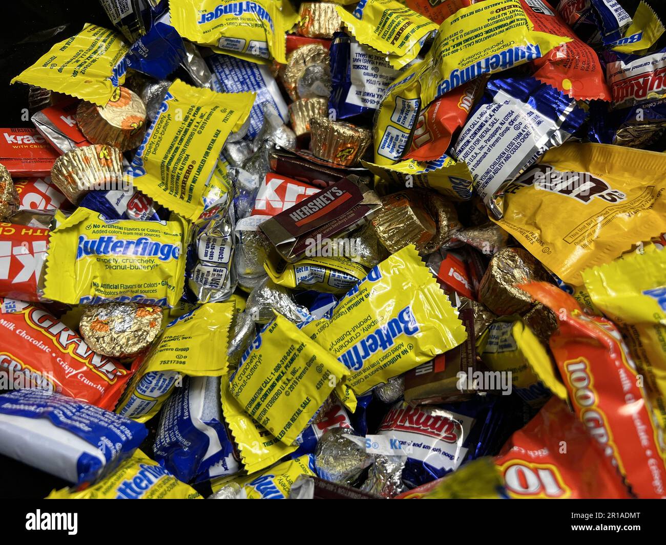 Stati Uniti. 01st Nov 2022. Primo piano di caramelle trick-or-treat confezionate singolarmente, tra cui Butterfingers, Hershey's Miniatures, 100 Grand Bar, pezzi Reeses, Krackel, Baby Ruth, e M and MS, Lafayette, California, novembre 2022. Foto gentilmente concessa da Sftm. (Foto di Gado/Sipa USA) Credit: Sipa USA/Alamy Live News Foto Stock