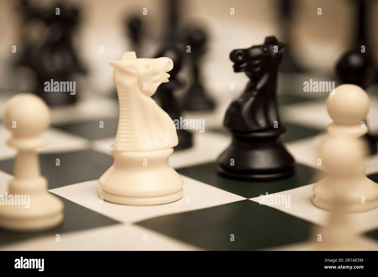 Gioco di scacchi con primo piano di pezzi di scacchi Foto Stock