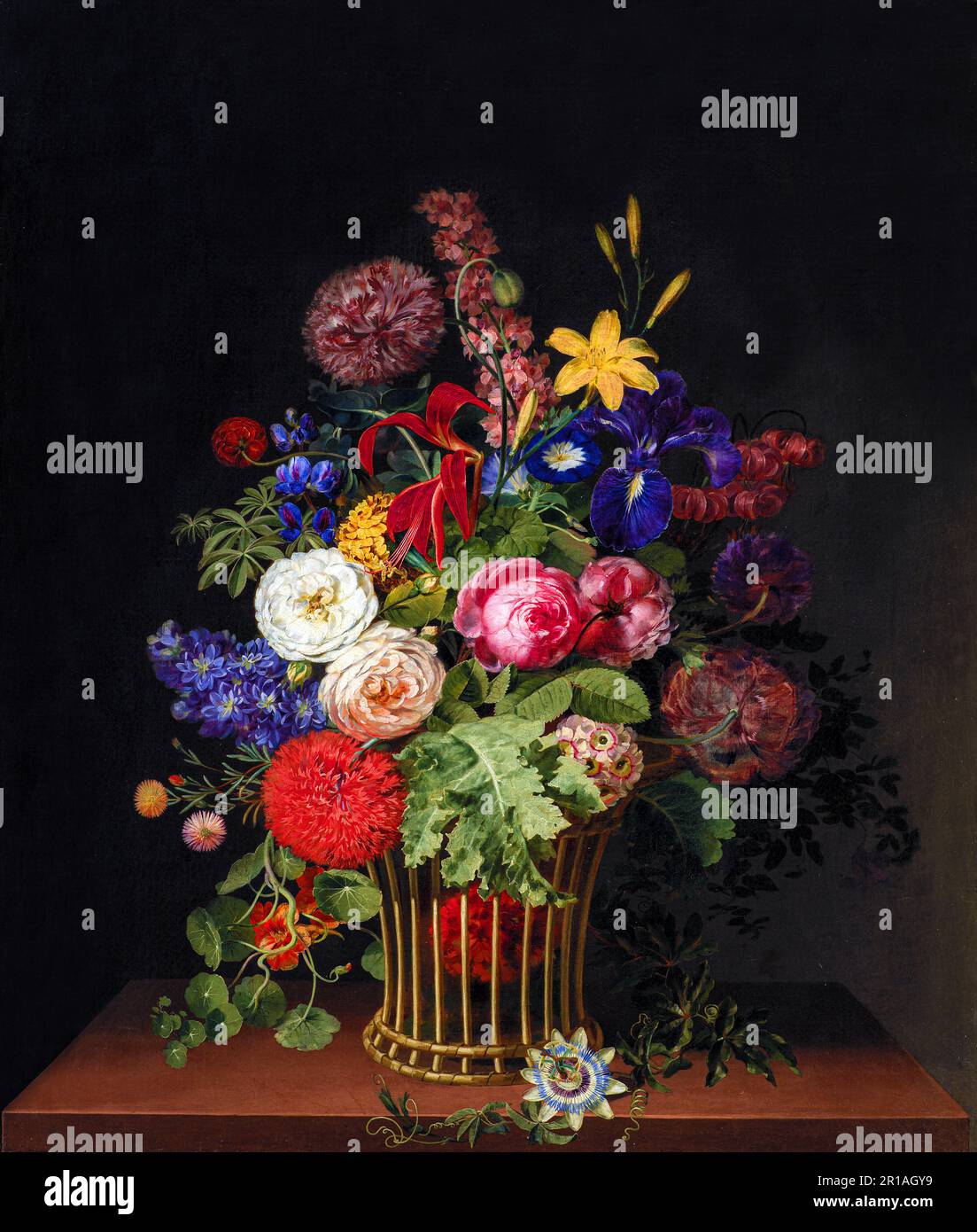 Un cestino di canna leggera con fiori Foto Stock