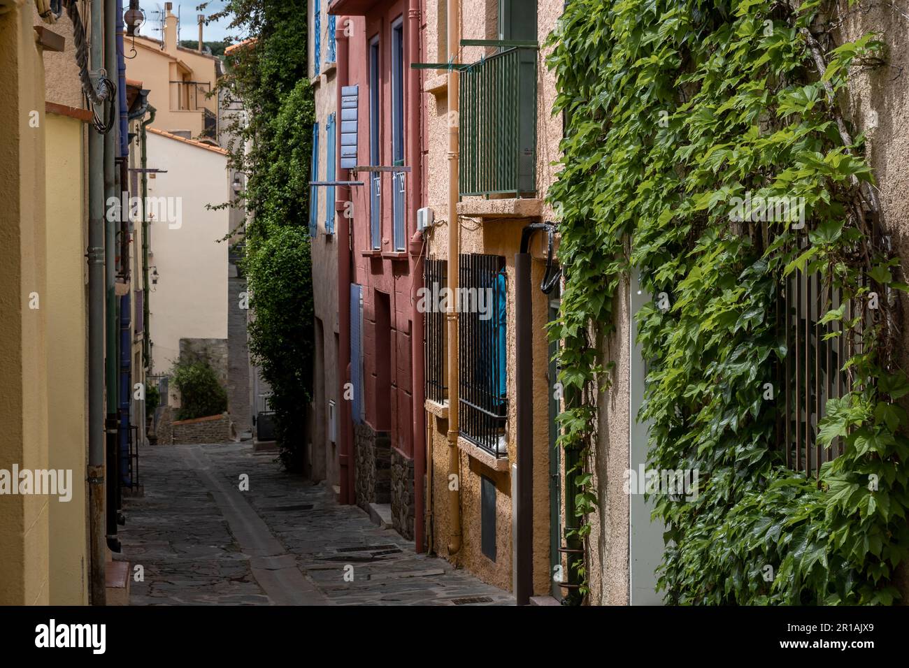 Stolling lungo le stradine di Collioure in Francia Foto Stock
