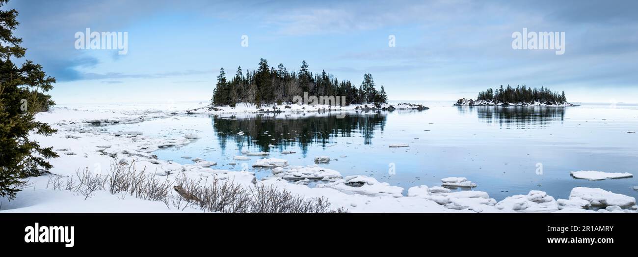 Bellissimo panorama invernale lungo le rive del St Lawrence River durante l'inverno Foto Stock